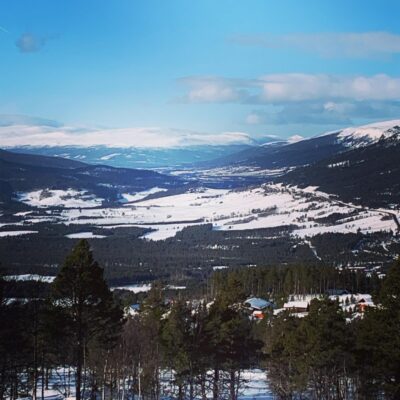 fantastisk-utsikt-mot-Lesja.jpg, Dombås-Skiarena-helt-inntil-hyttefeltet.jpg, fra-hyttefeltet-mot-alpinbakken-1.jpg, inngangen-til-Dombås-Hyttepark.jpg, solnedgang-1.jpg, utsikt-fra-hyttefeltet-og-ned-mot-Dombås-sentrum.jpg, utsikt-fra-tom-17.jpg, utsikt-fra-tomt-10-mot-Lesja.jpg, utsikt-fra-tomt-23-mot-Dombås-og-Lesja.jpg, fine-turmuligheter-i-nærområdet-Hardbakken-.jpg, 150-km-med-oppkjørte-skiløyper.jpg, solnedgang-2.jpg